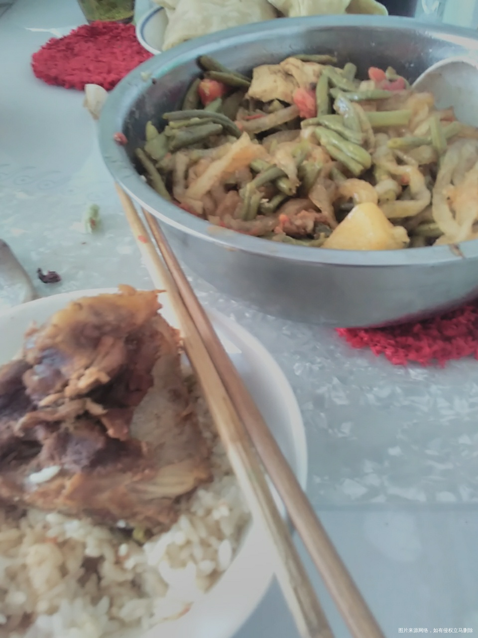 婆婆做的炖排骨,豆角豆腐土豆粉条烩菜