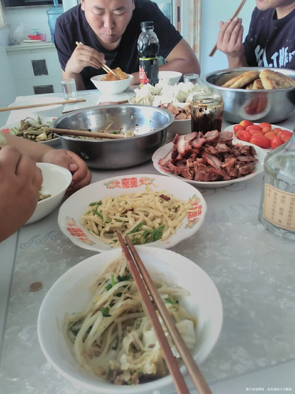 今天的午餐,烧卖,馅饼,猪肘肉