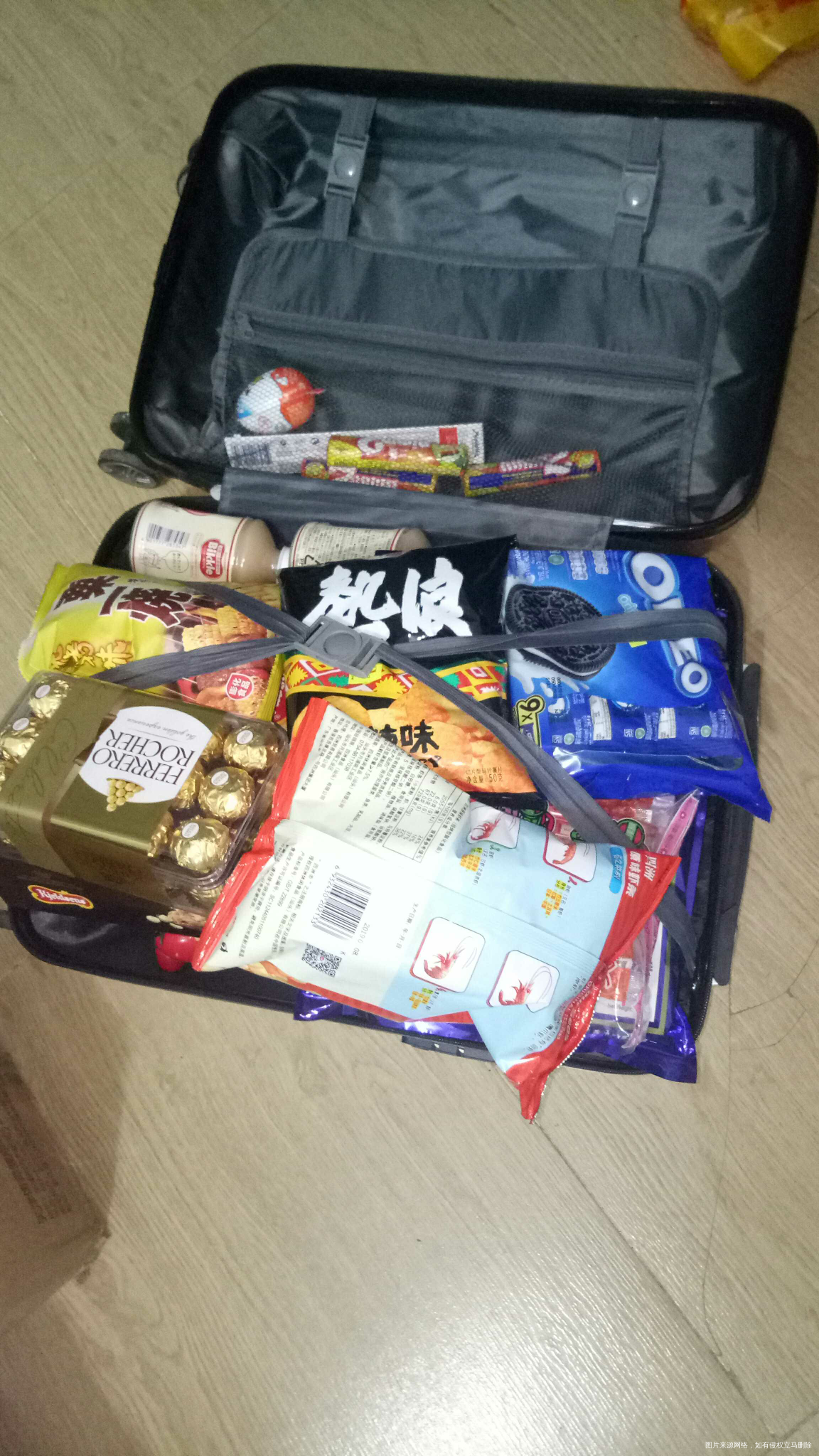 堂弟昨天给我女儿买的一箱吃的