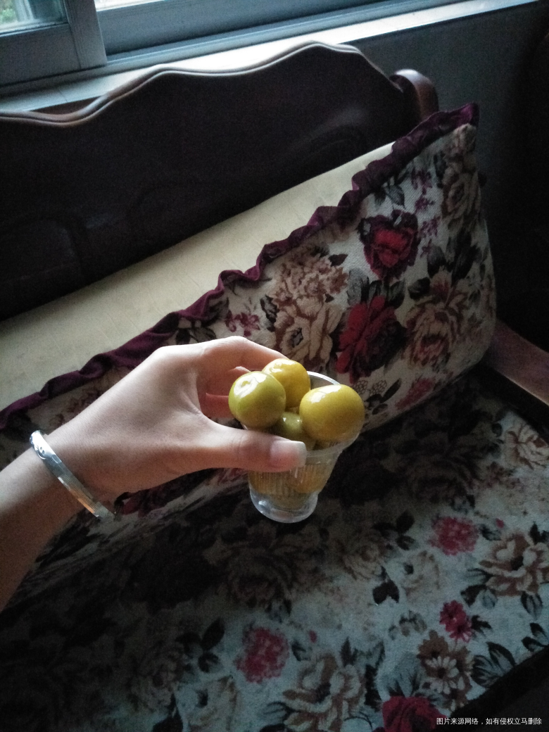 每天都要吃三四次李子才不晓得恶心