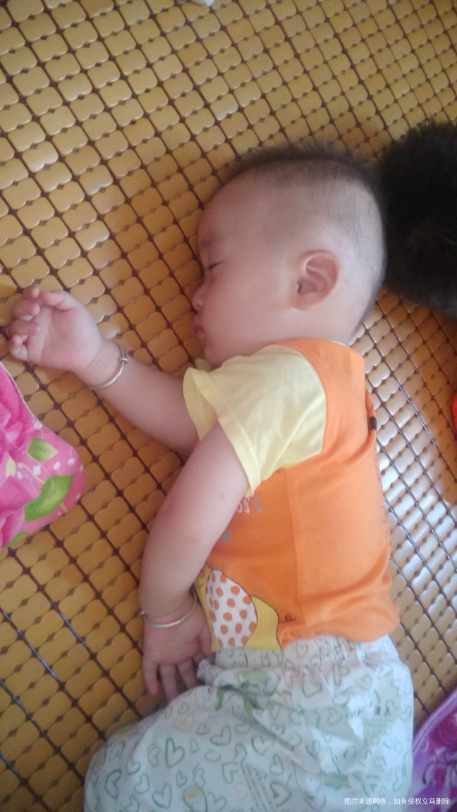 小宝好喜欢侧身睡哥哥的就是喜欢趴着睡