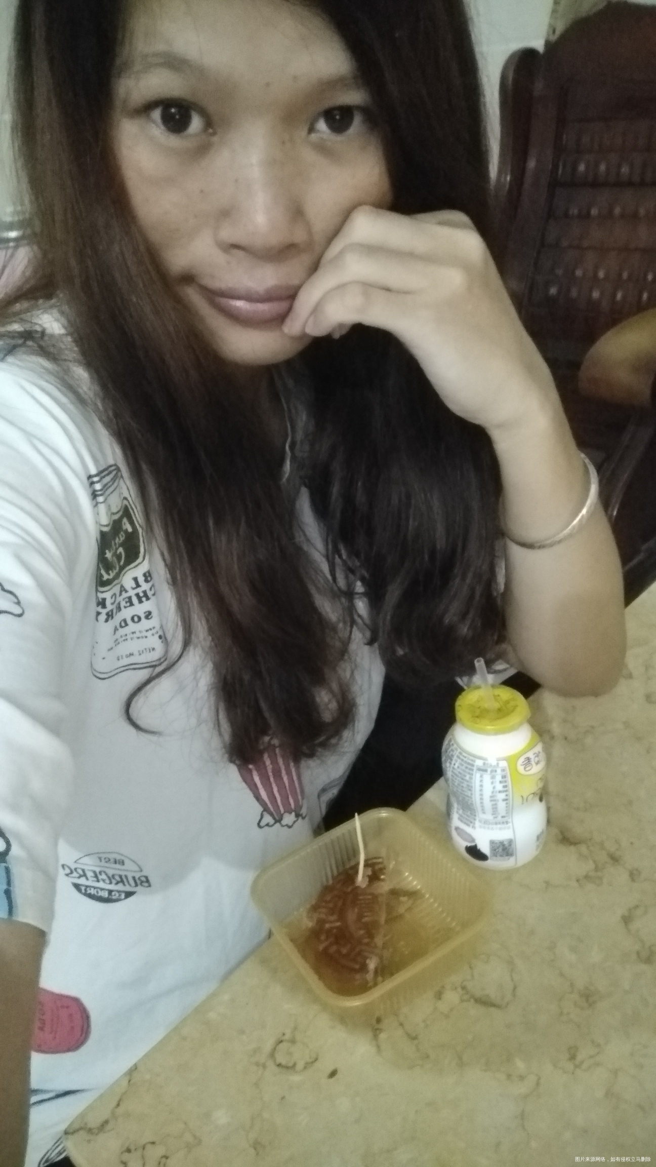 肚子饿了家里没什么可吃的先吃点月饼填肚子了