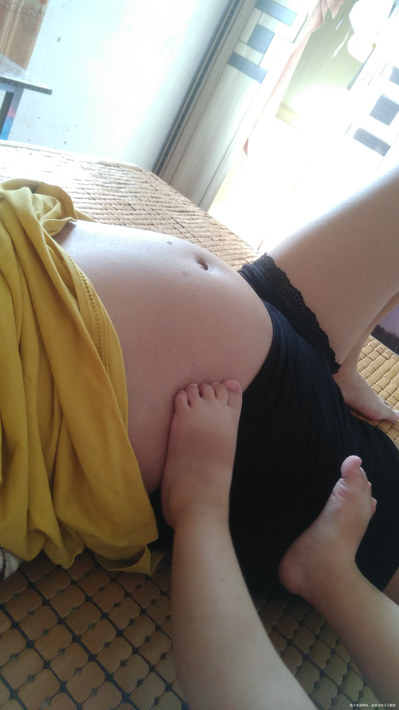 我家小儿子最近老拉我衣服起来妹妹妹妹的叫有时还老用脚踩肚子和手按的我肚子说他不要...