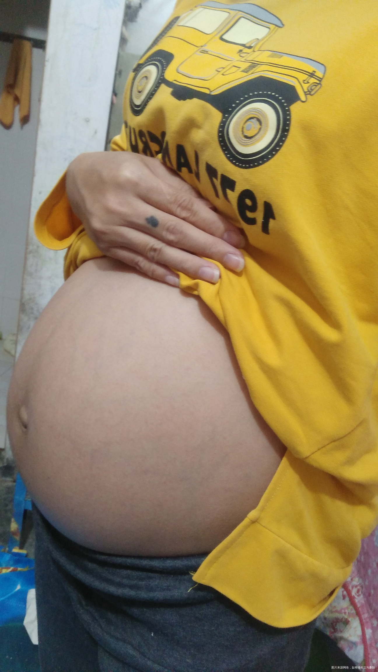 记念一下自己的孕肚到时候生了也可以翻来看看