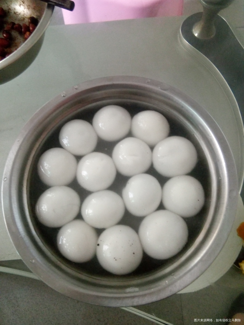 有吃汤圆的不,哈哈,煮汤圆吃咯…