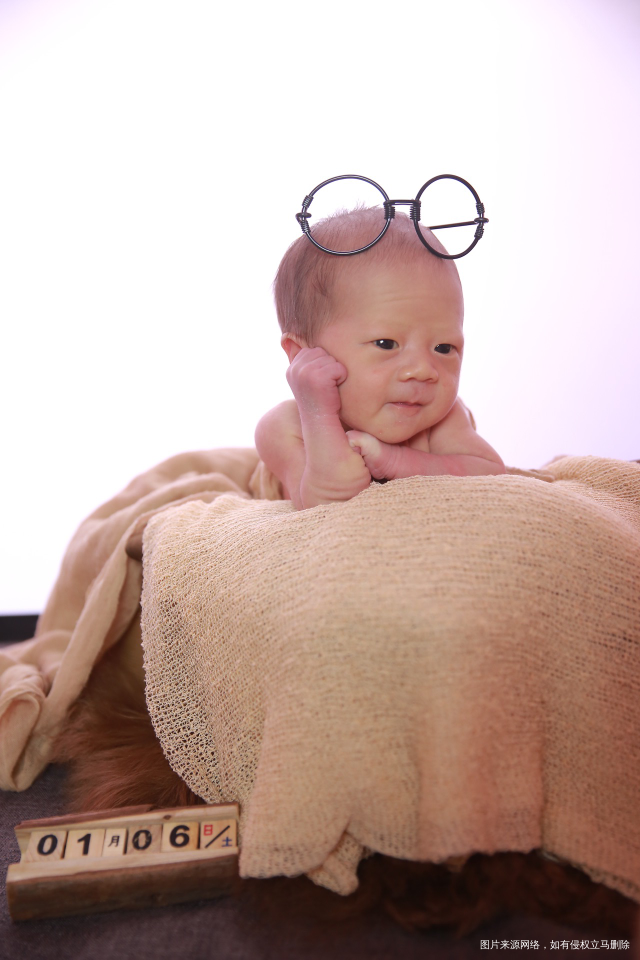 宝宝今天拍的的月子照,萌萌哒!