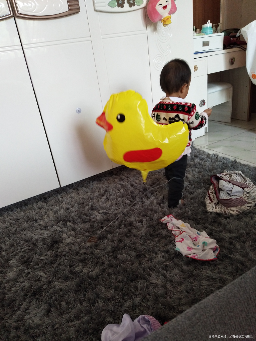 
哈哈😄笑死我了,一个鸡的气球🎈跟着她走,她就一直走一直走,哈哈😄害怕人家…