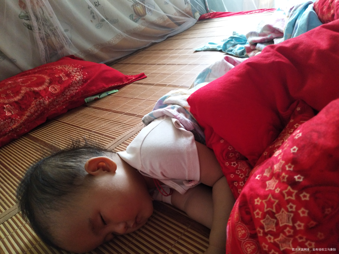 娃娃睡着了,今天可闹腾了,哎呀!在我妈妈哪个床上费,一直不睡,后来我强行抱在我们...