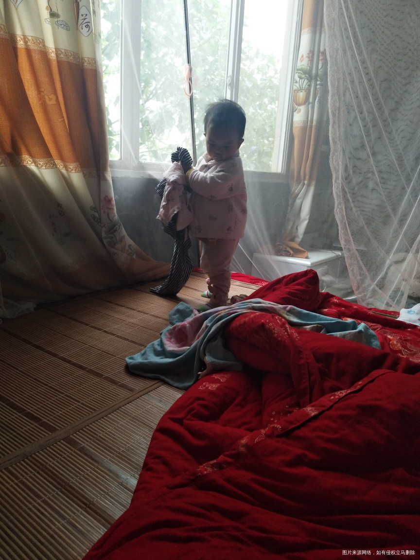 天天娃娃都是这样玩的,睡觉之前就这样,哈哈😄在床上走来走去的,然后这里动那里动...