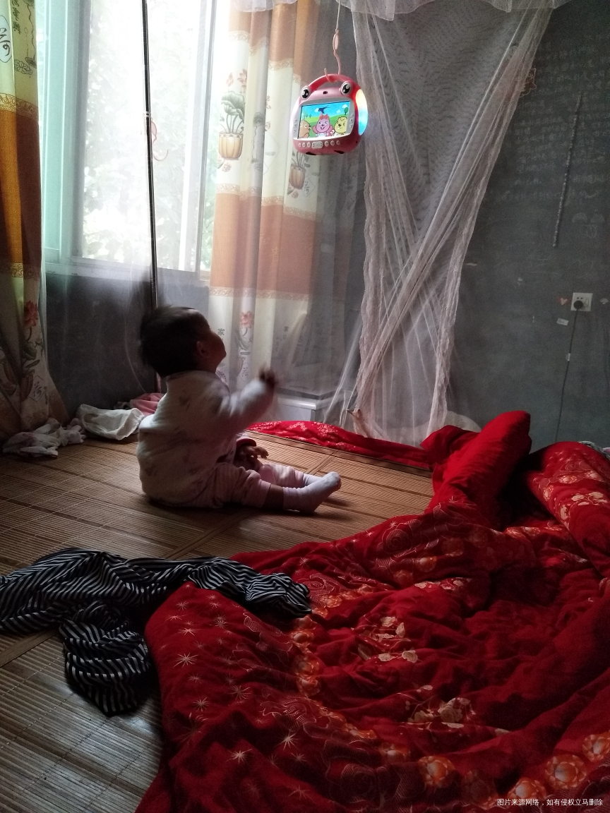我家大宝天天就是这样玩的,外面很冷,又下雨,没有出去玩,就在家听歌,不知道以后二...