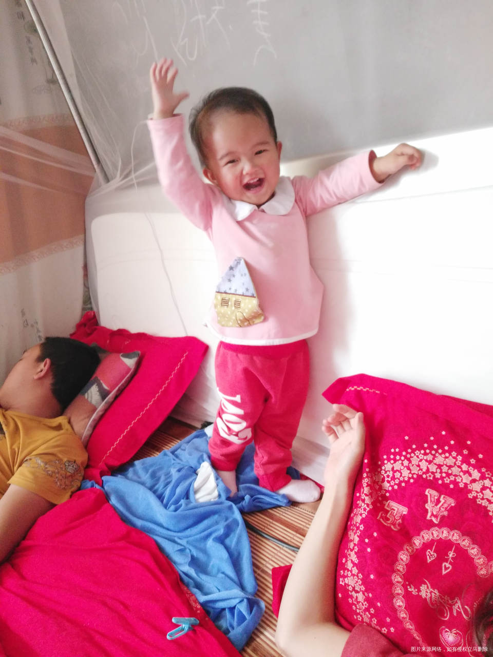 姐姐长大了,嘴巴可甜了,每天不管见到谁都招呼,年轻是就是叔叔嬢嬢,老的就是爷爷婆...