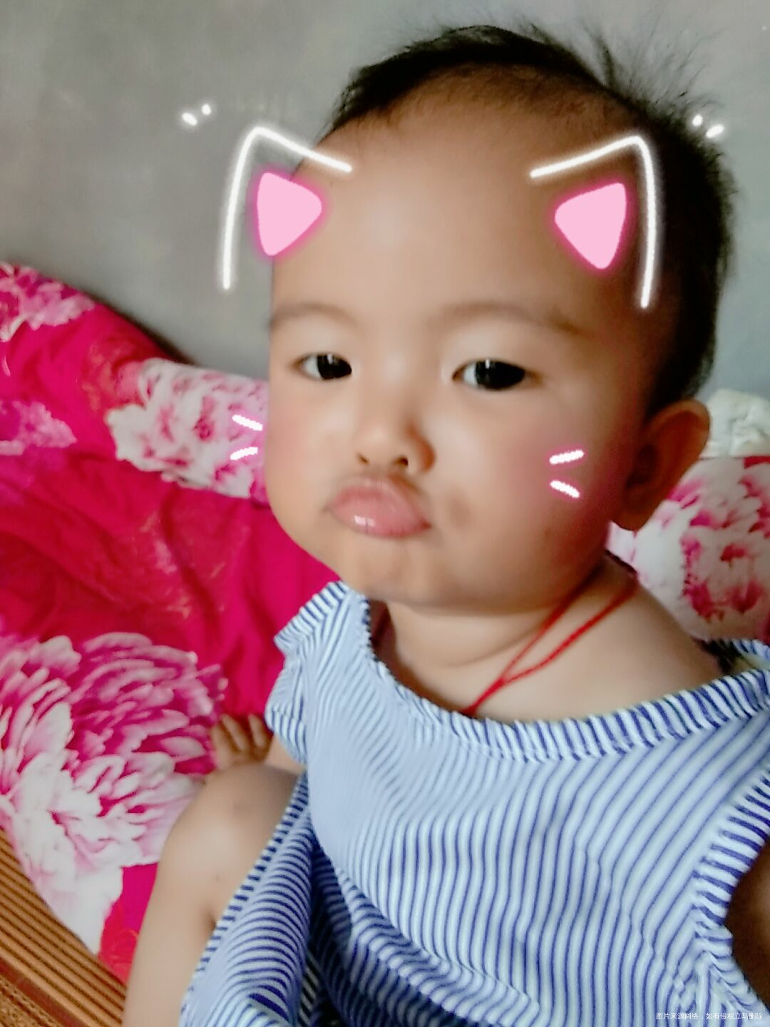 现在大宝和我一起就会亲我,然后亲二宝,亲我肚子,还喊弟弟,然后就一嘴亲去了
