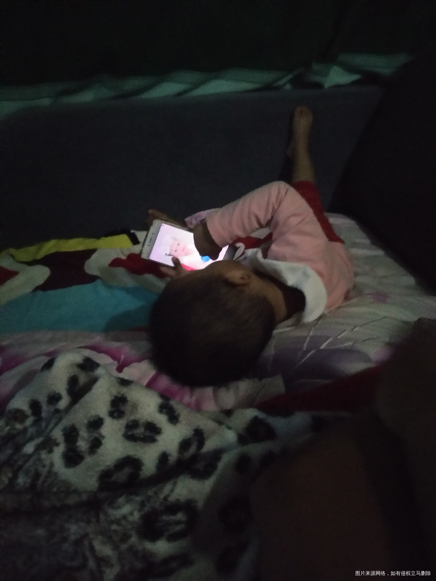 一天天拿着宝爸的手机看