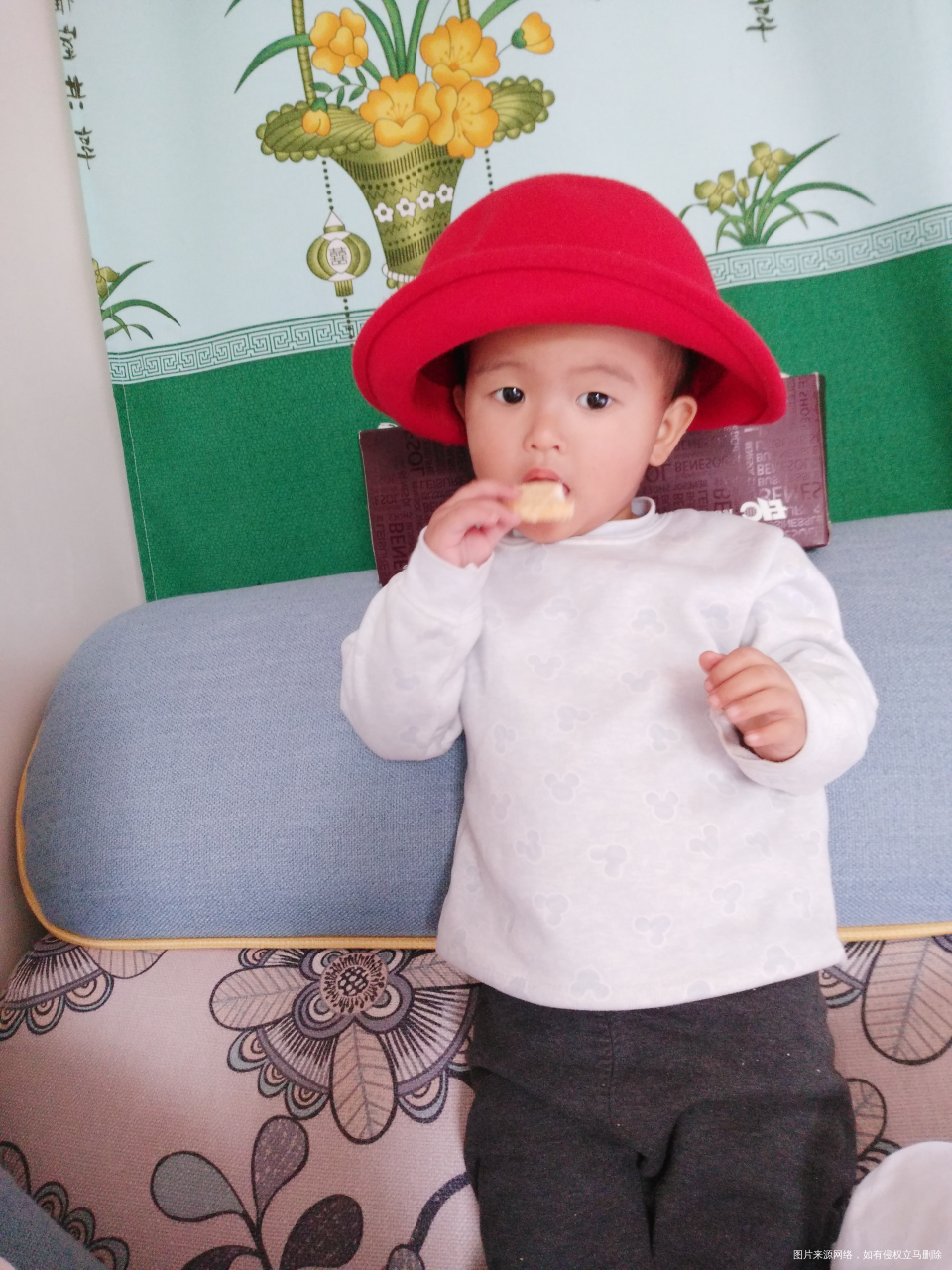 我宝贝戴我的帽子,哈哈😄好可爱