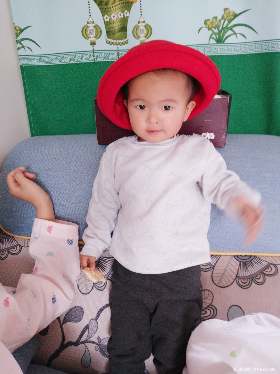 我宝贝戴我的帽子,哈哈😄好可爱