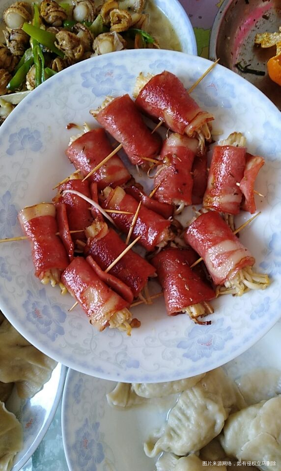 中午做了培根金针菇卷,很美味