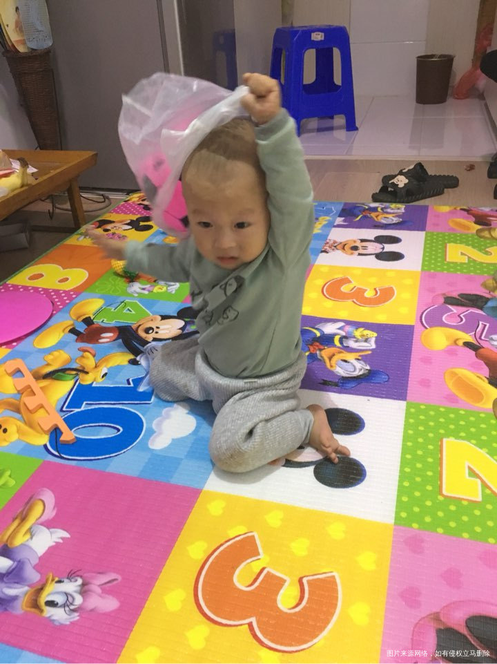 早安宝贝:天气不好,都两天没下楼了,在家里玩吧……
