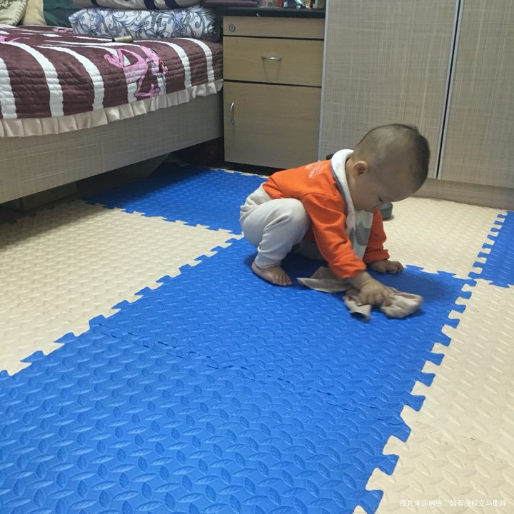 早安宝贝:臭儿子晚上睡觉,一会哭一会笑的,还说梦话喊妈妈,儿子晚上帮我擦地,不让...