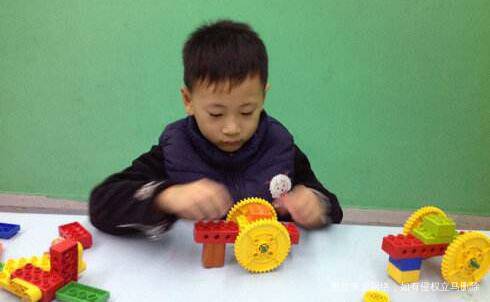 在幼儿园里爱玩多动不好好听课的宝贝