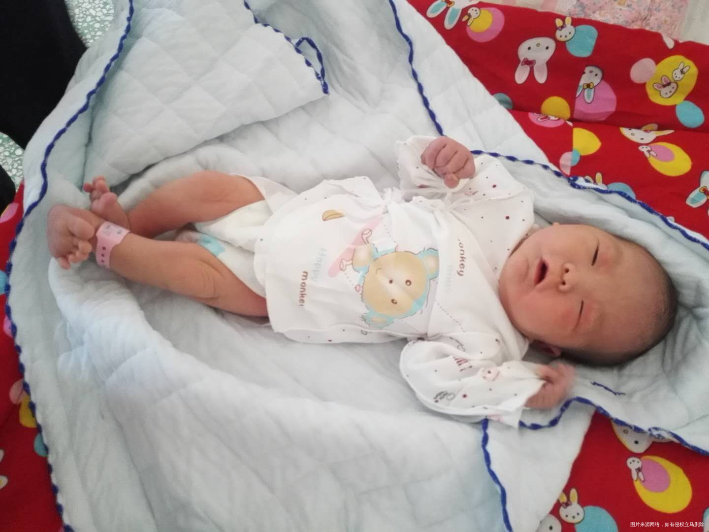 宝宝今天4天了。再过两天就能出院了。