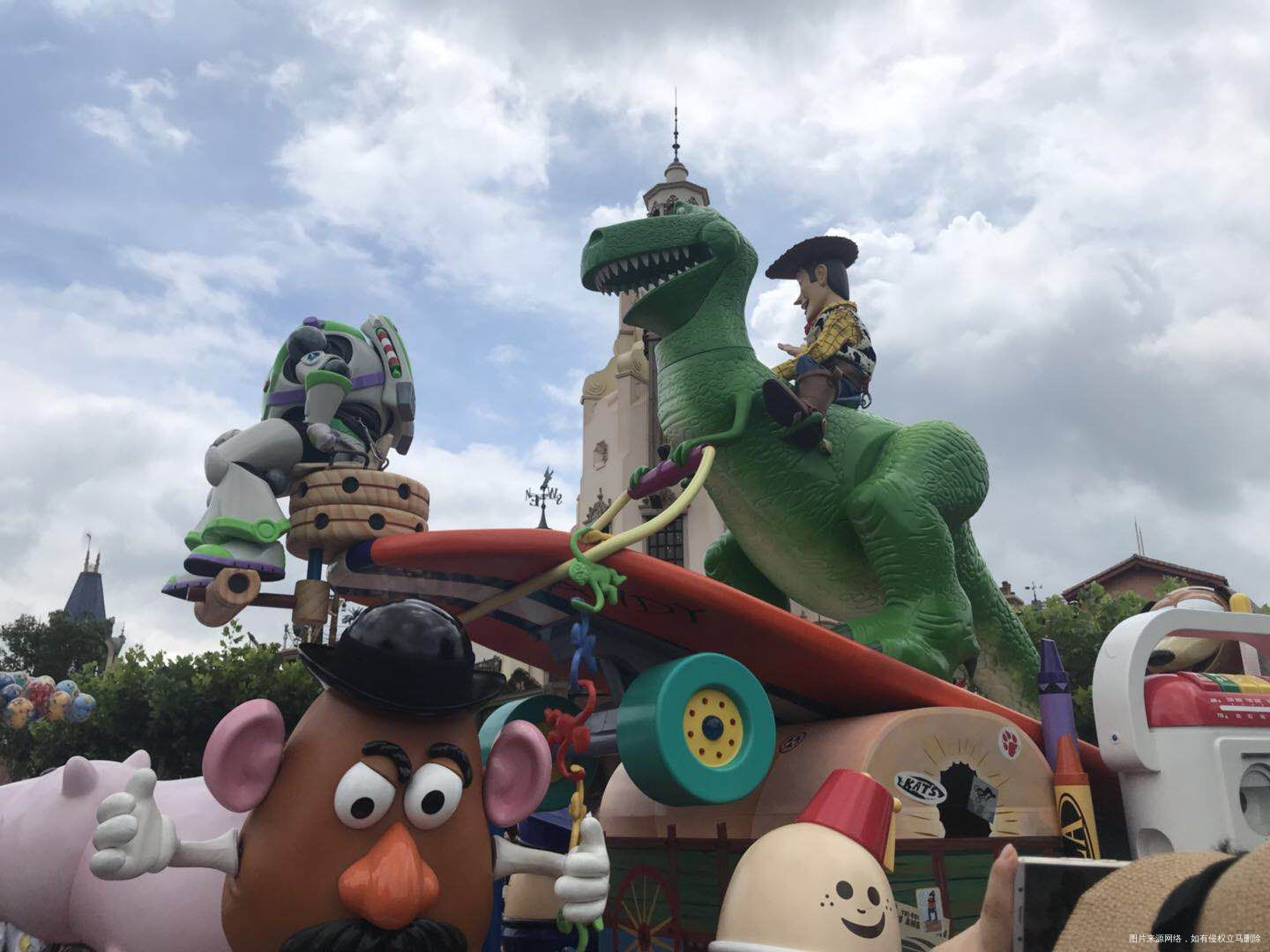 大宝这会在迪士尼玩的不亦乐乎吧