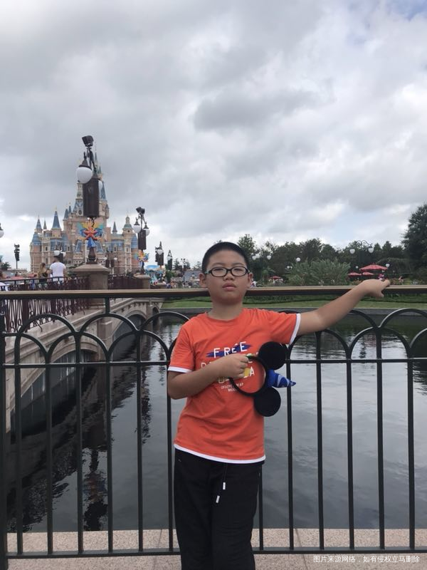 大宝这会在迪士尼玩的不亦乐乎吧