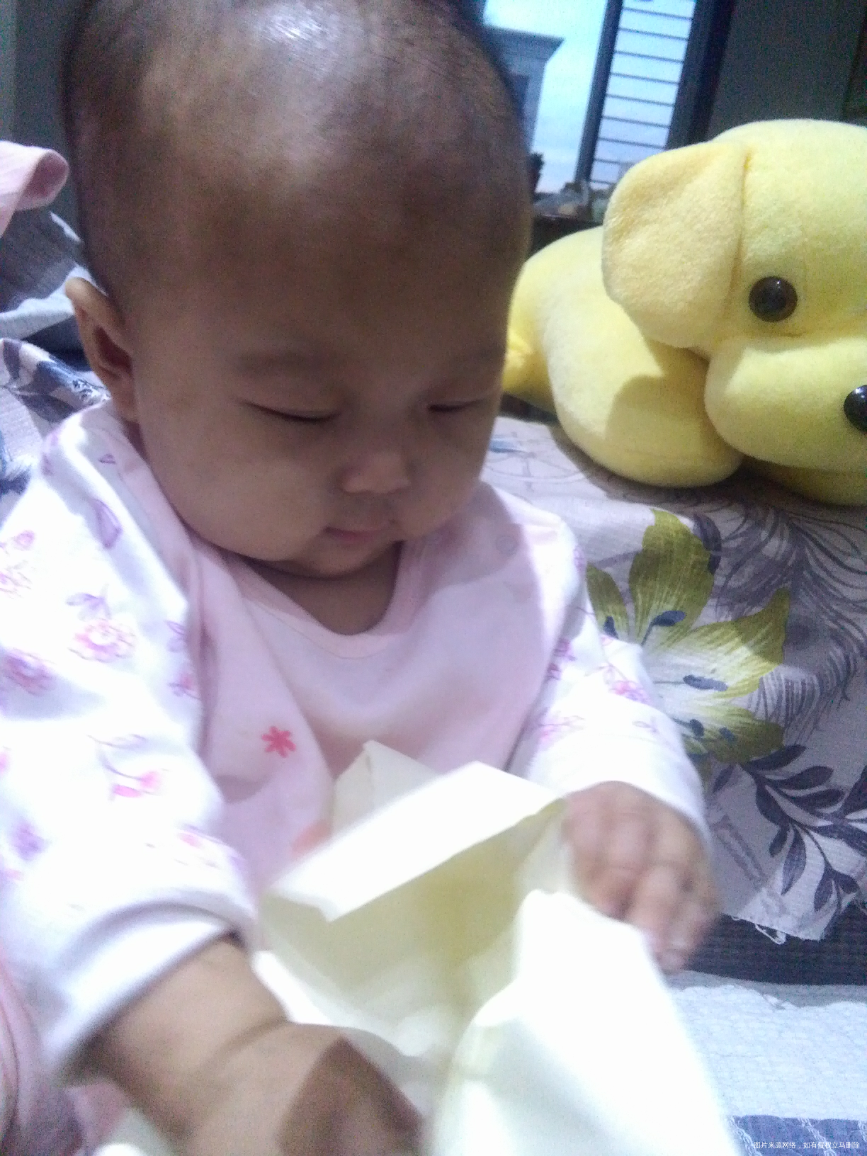 小手撕纸真厉害 开学第一天就把