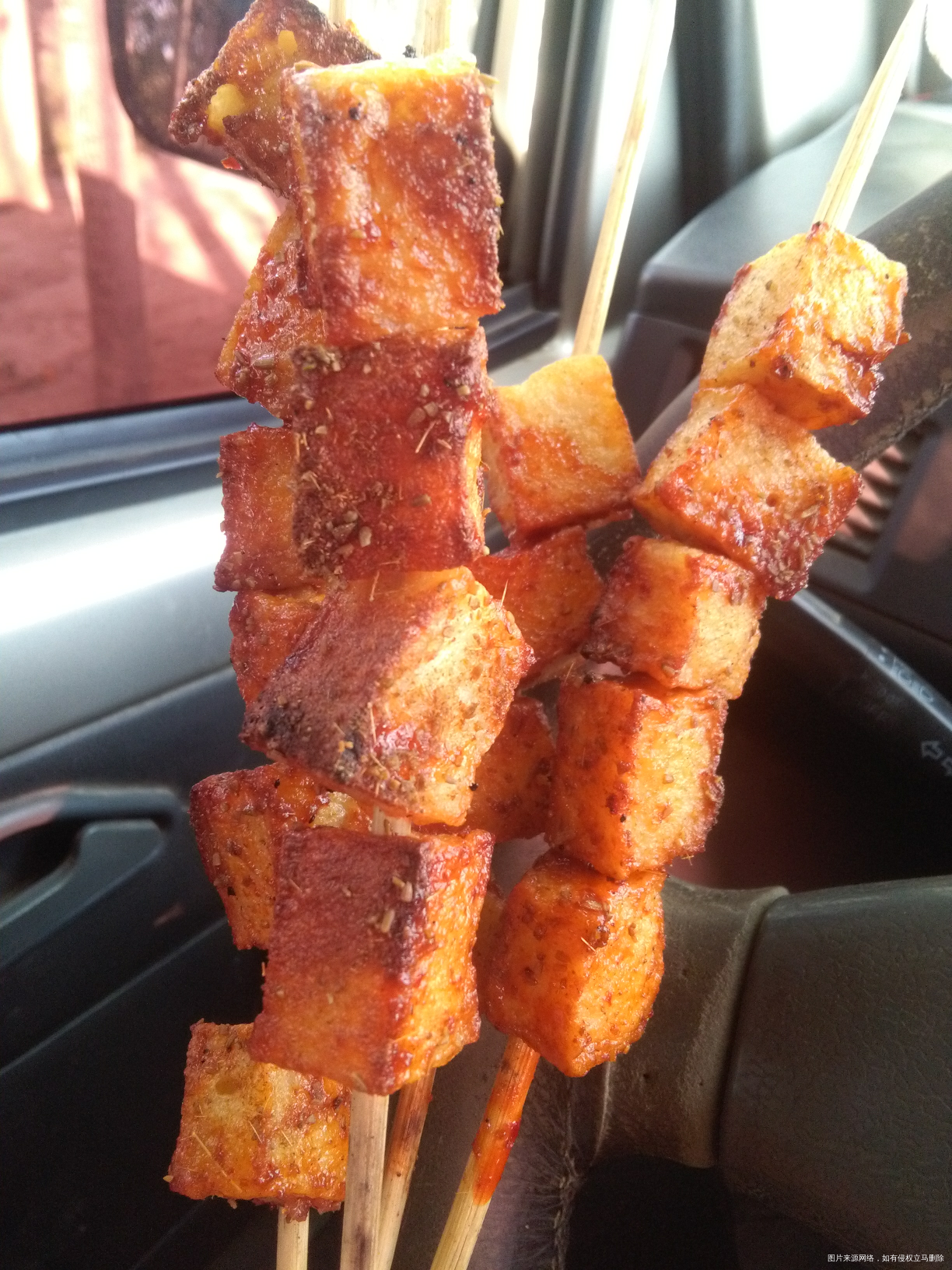 我们吃烧烤可把闺女馋坏了