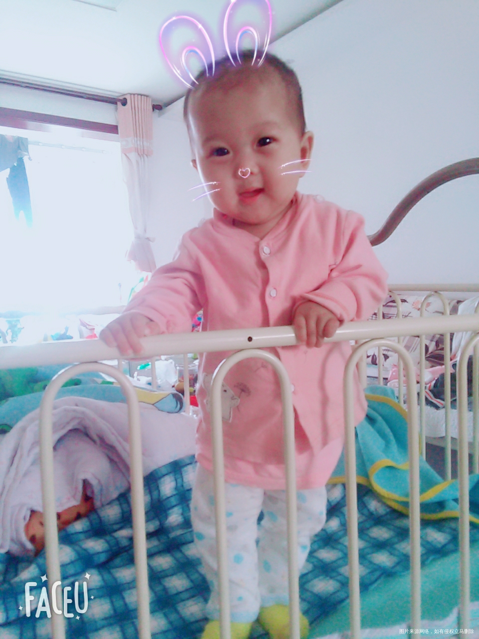 我七个多月了 自己能站着了