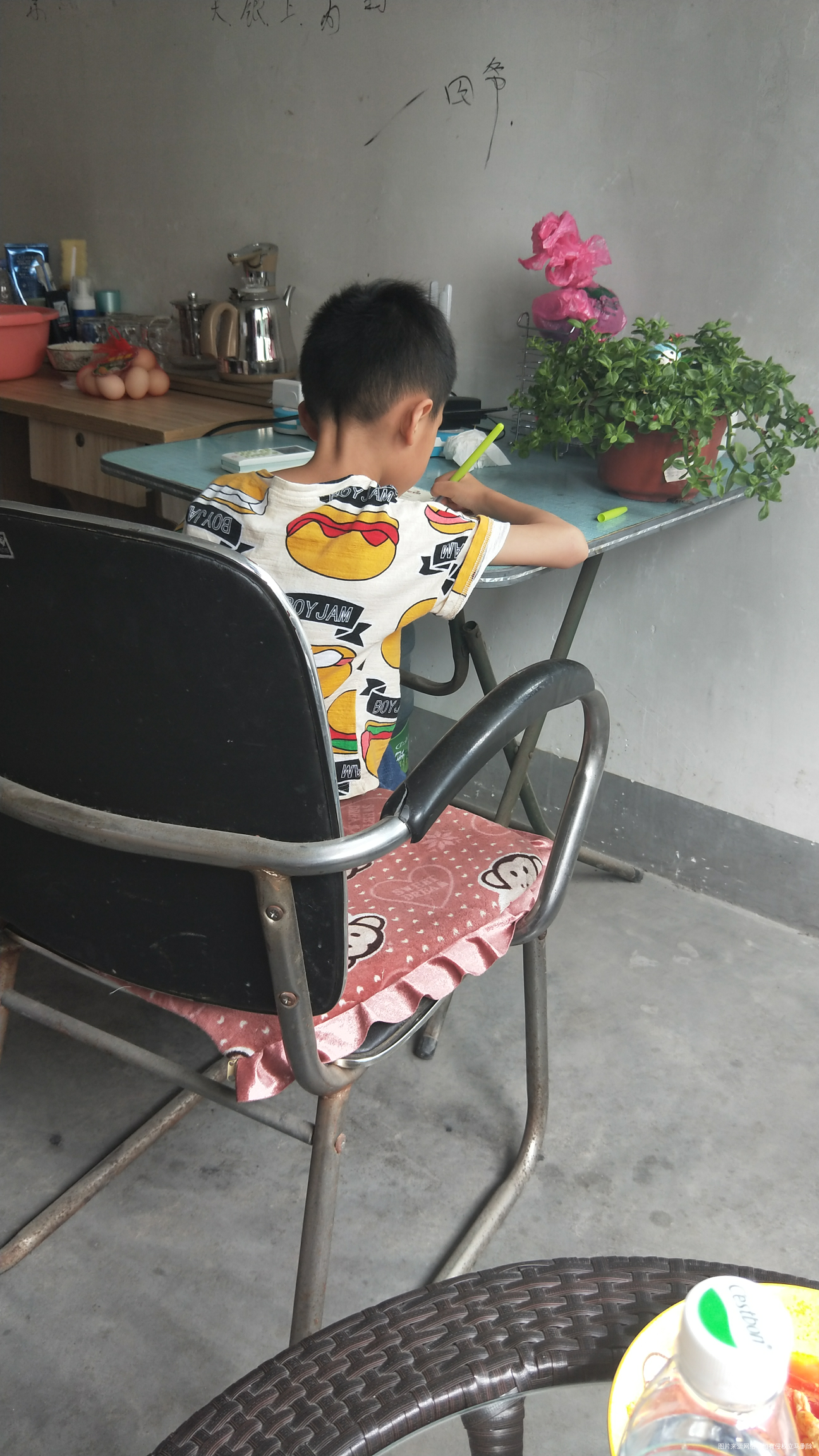 骗儿子说老师布置了作业,让他描写,哈哈,我西瓜吃起来,他让我别吃完了,嘻嘻!我肯...