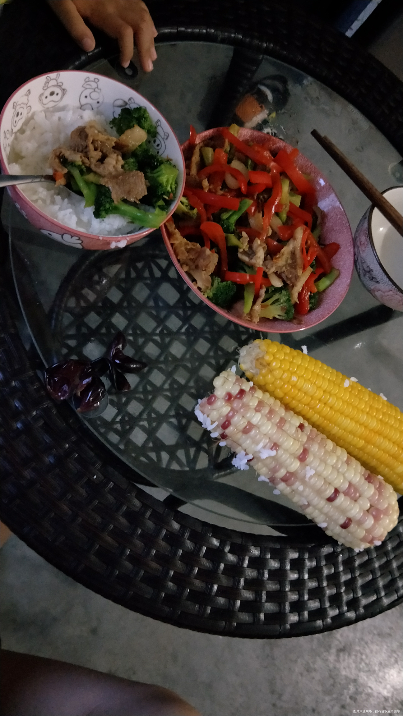 今晚就吃这个啦
就我和大宝吃饭,他饭量又小,我今晚只想吃玉米!你们猜猜哪个好吃!