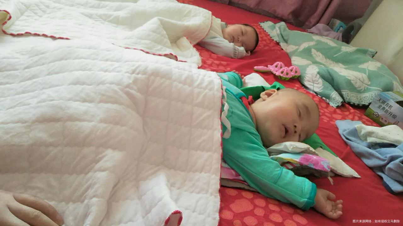宝宝出生四个月零十七天,现在宝宝好带多了,有时都不吃夜奶了,睡一晚上,爸爸妈妈看...