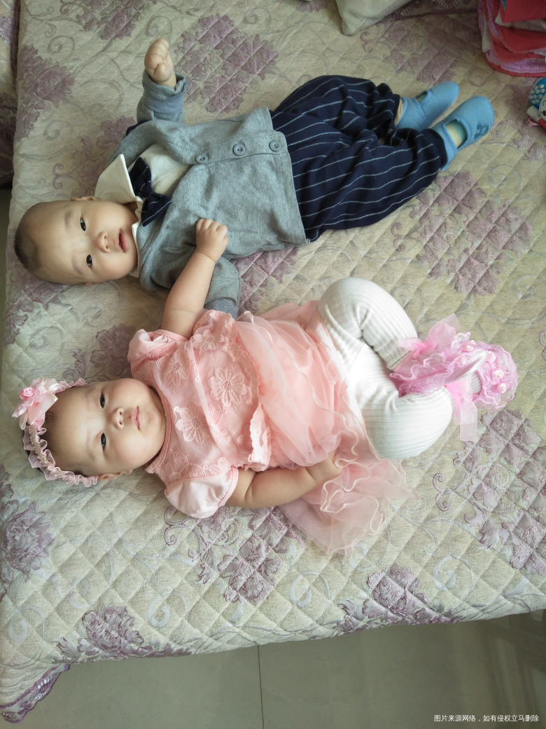 宝宝出生四个月零十七天,现在宝宝好带多了,有时都不吃夜奶了,睡一晚上,爸爸妈妈看...