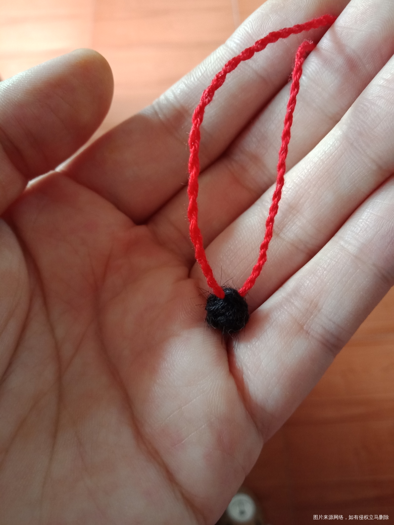 宝宝他姥姥给做的,说是可以辟邪