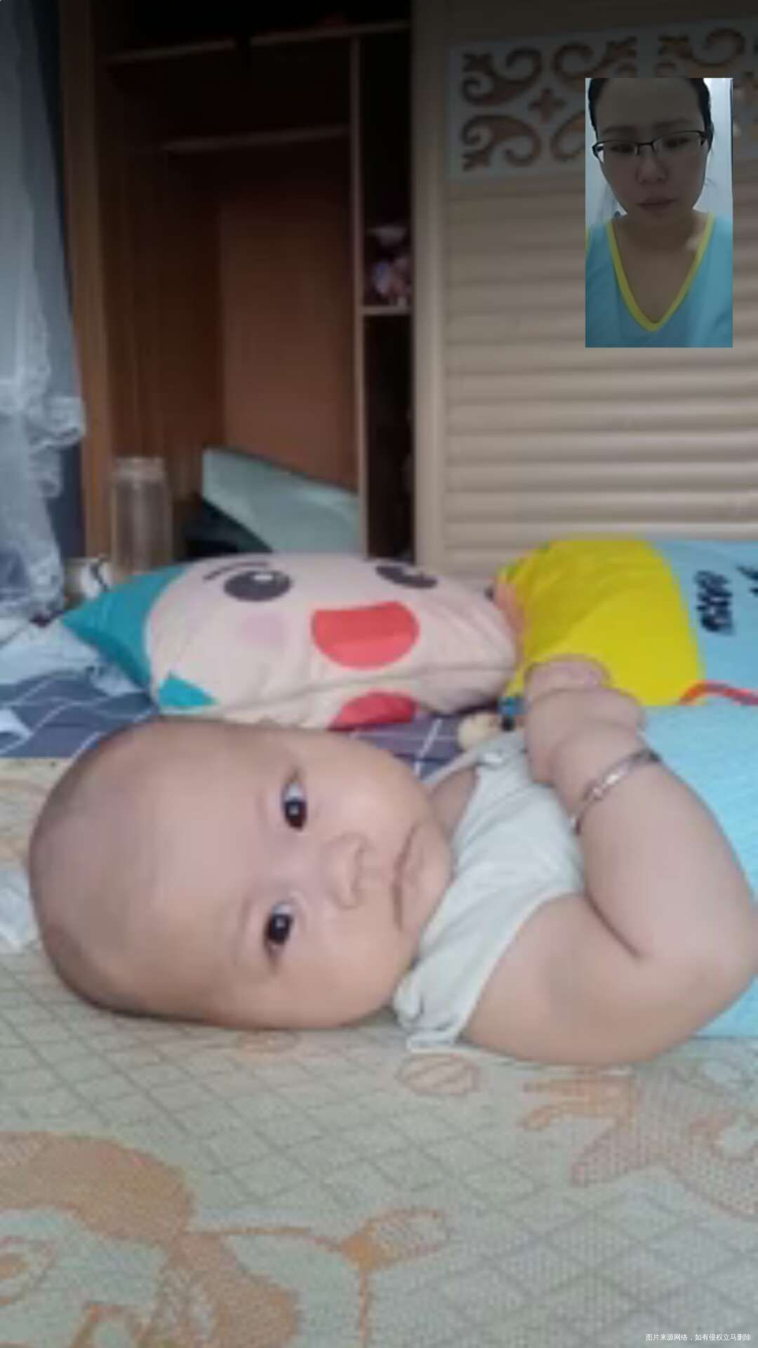 一边上厕所,一边跟宝宝视频