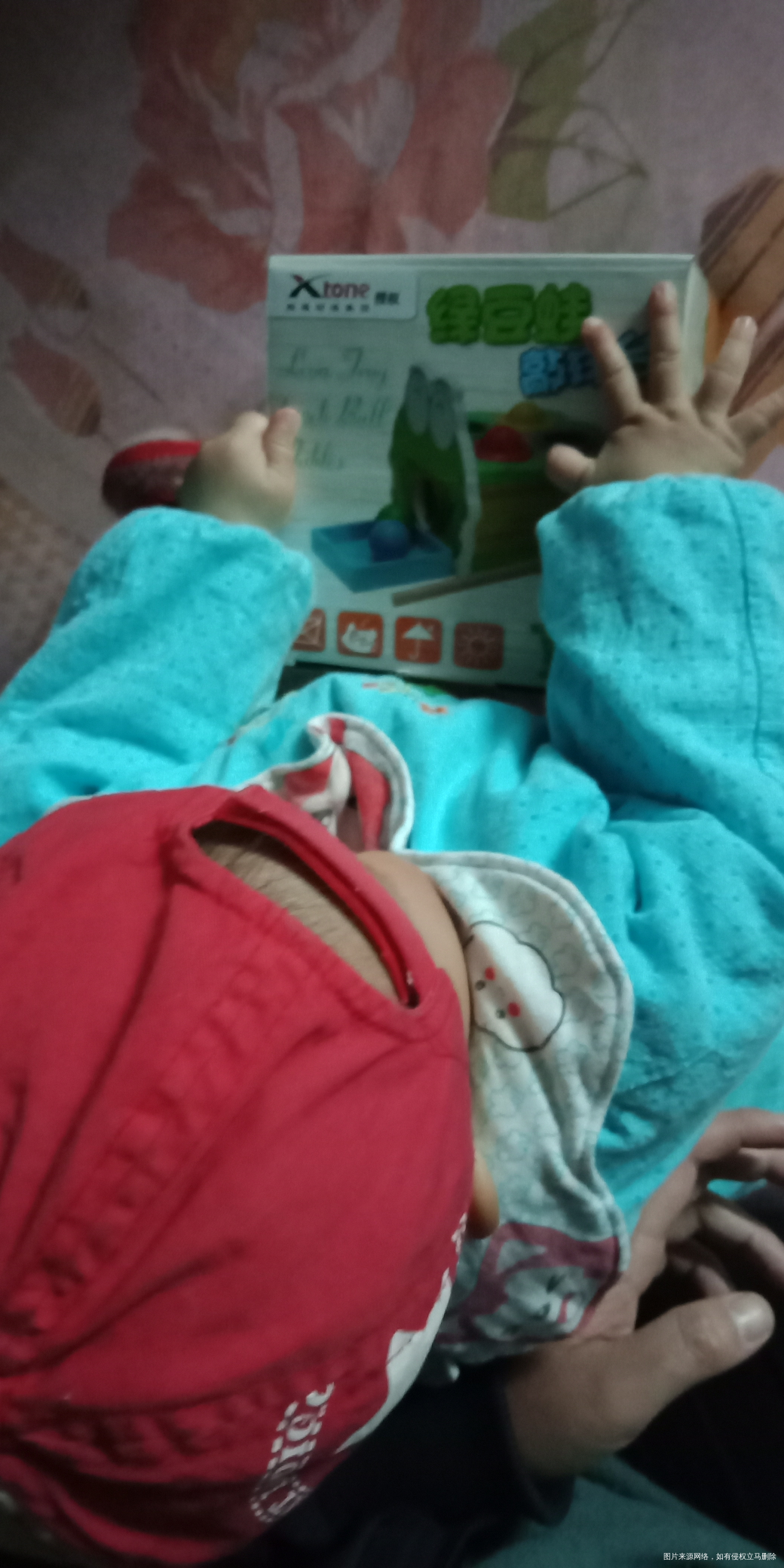 又找到了新鲜玩意,一个盒子玩半天,本来想给他拿出玩具玩的,看他玩的这么认真,那就...