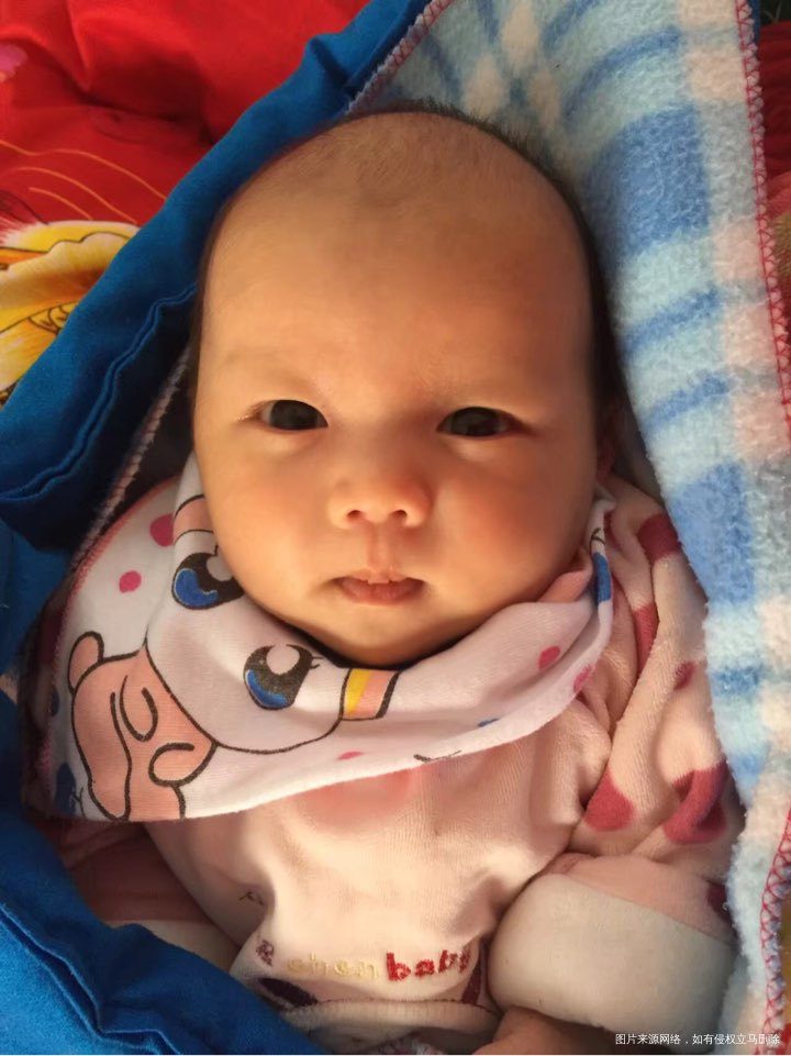 分享一下宝贝满月照,嘻嘻嘻