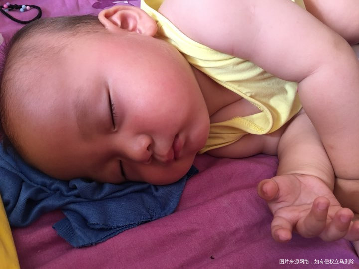 哎,有个笨妈妈👩,刚刚又磕到头了
就轻轻碰了一下,现在也不红了,还哭了好一会呢