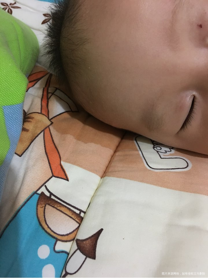 宝宝每天睡觉出汗都成这样