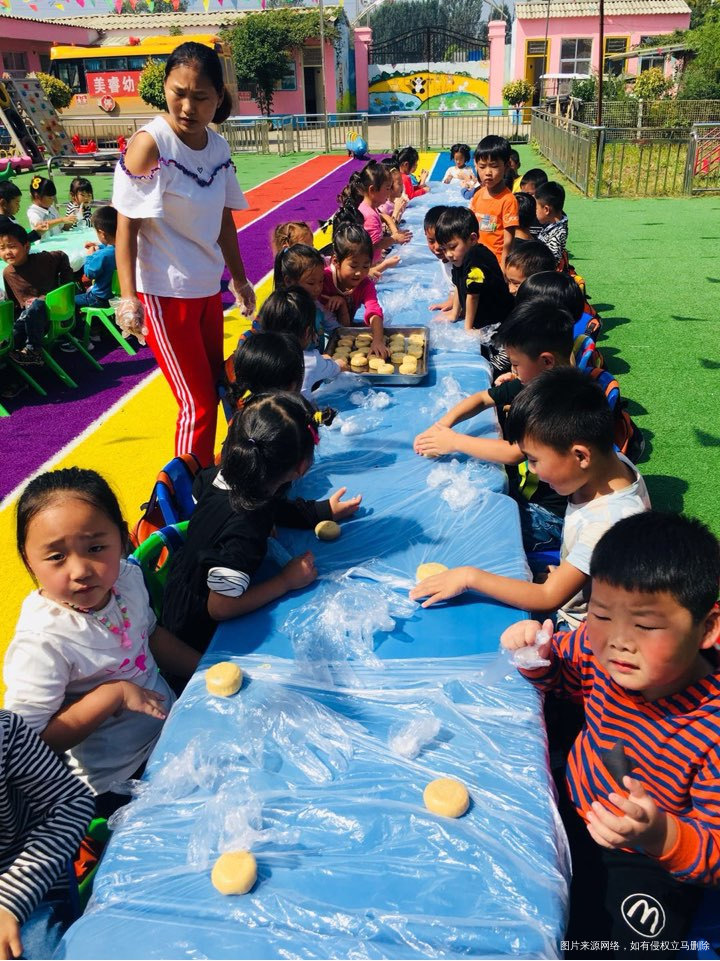 闺女在学校做的月饼,不错哦