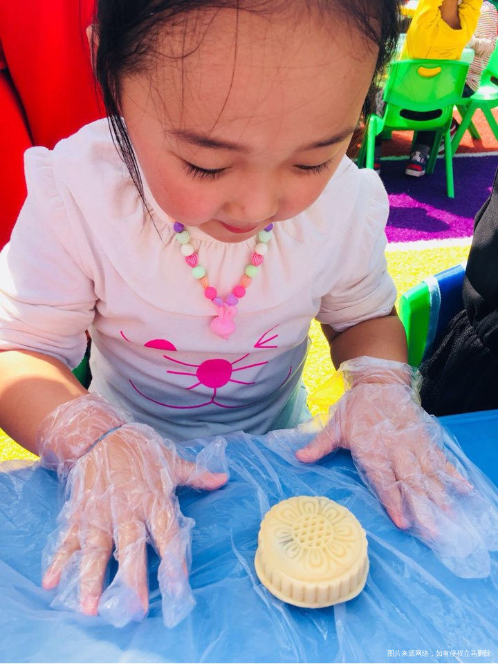 闺女在学校做的月饼,不错哦