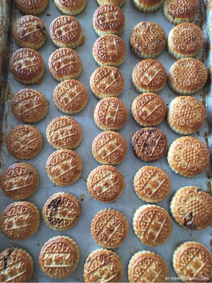 闺女在学校做的月饼,不错哦