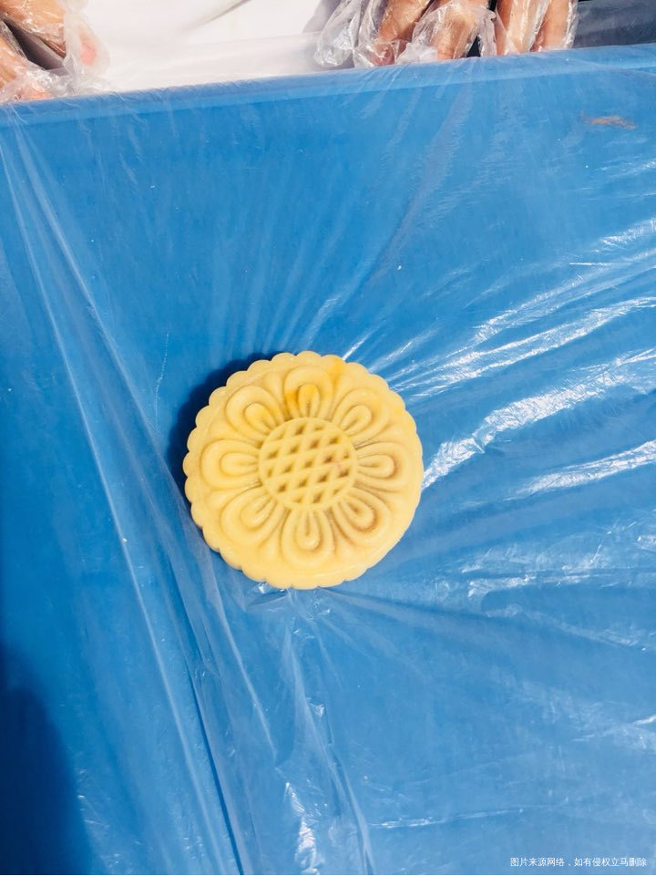 闺女在学校做的月饼,不错哦