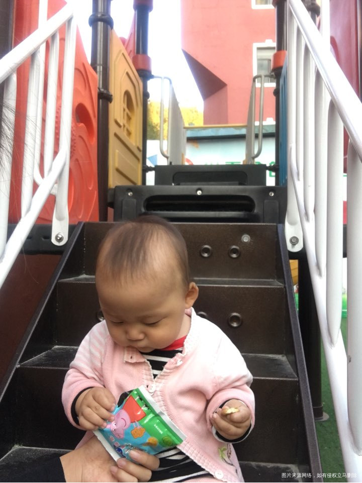 儿子玩累了,休息一下,吃点东西
