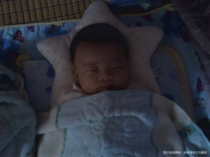 请问医生宝宝经常一用力就缩成一团