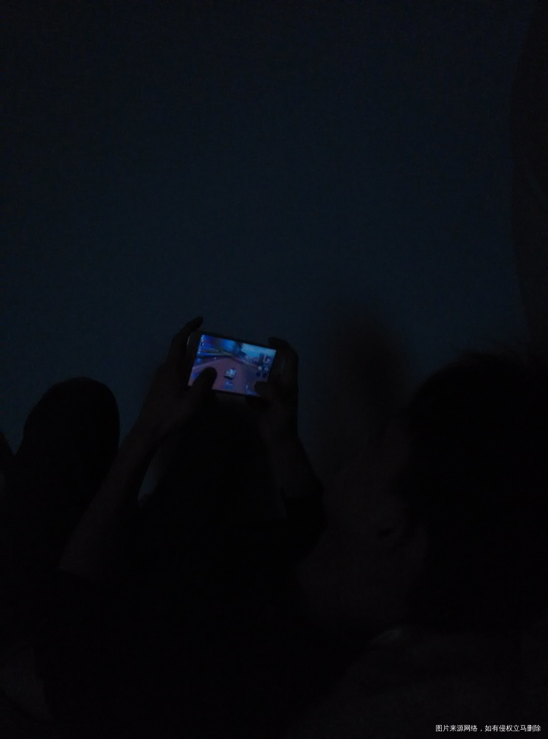 我在逛好孕帮,他在玩QQ飞车。