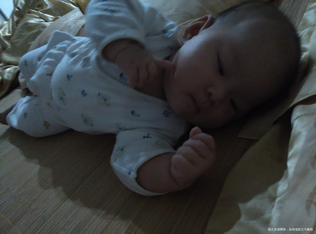 宝宝盯着小拳头看,看了有一分钟,正当我以为人家是在思考的时候,宝宝把手塞嘴里了。...