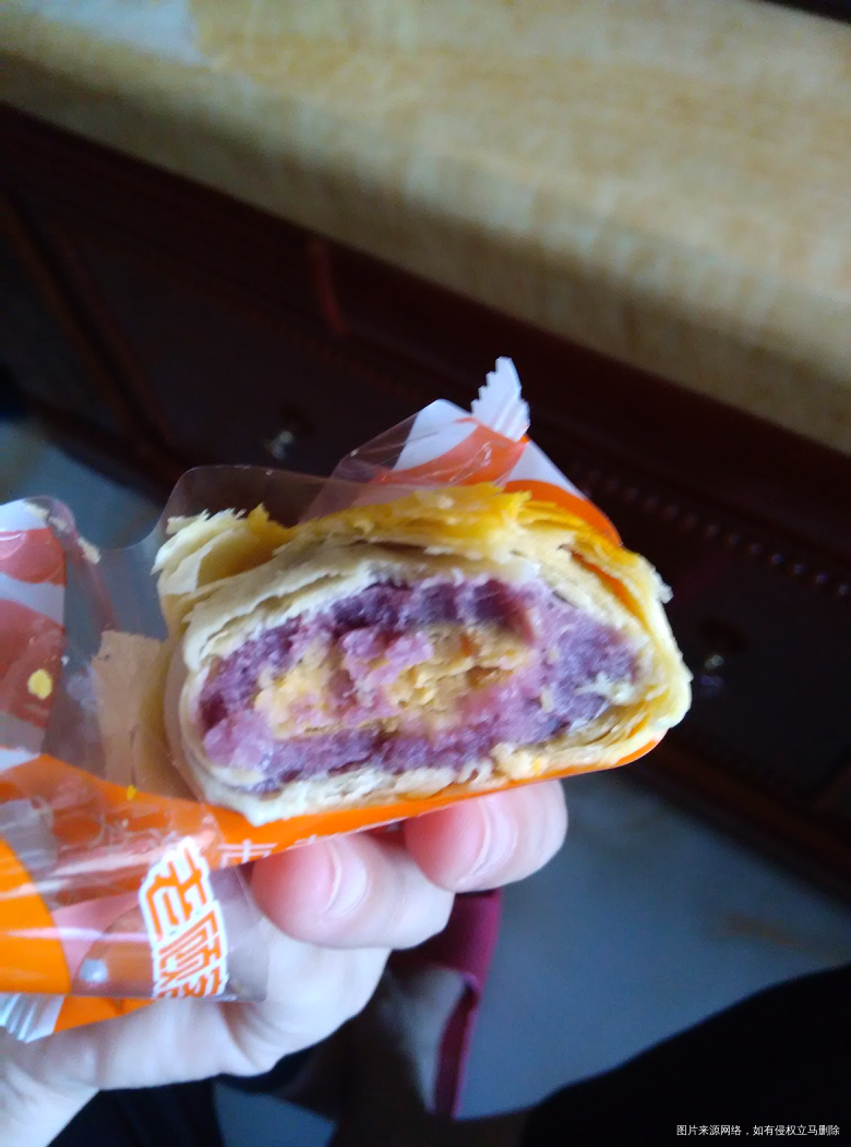 前几天在某多买的紫薯蛋黄酥到了。