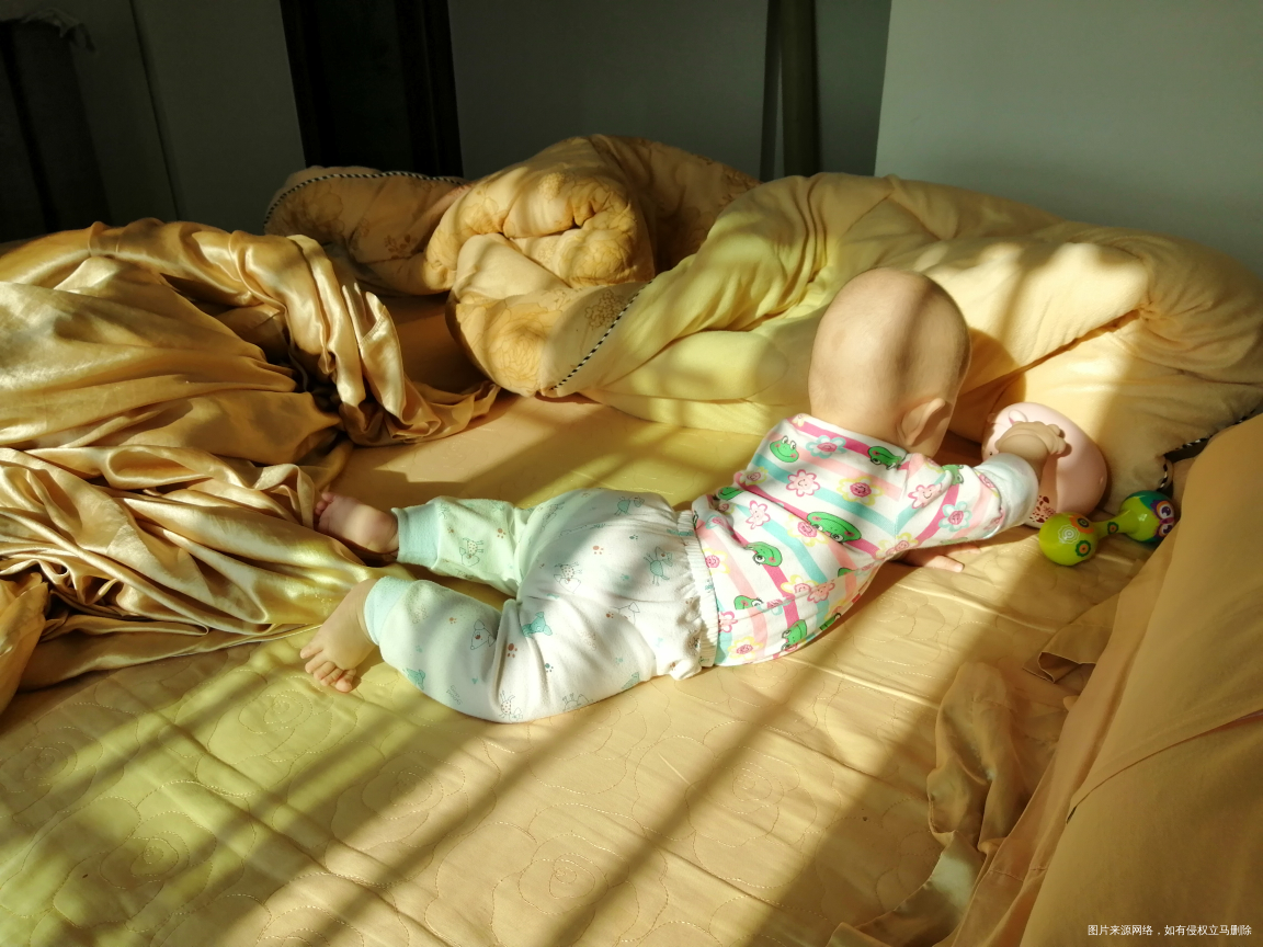 宝宝起床喝了奶,给她晒晒太阳。
