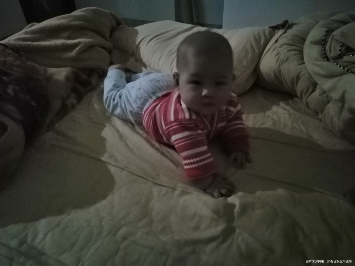 六个月的宝宝从床上摔下来了。